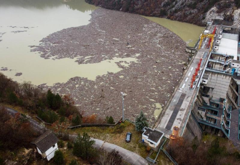  Tisuće kubika otpada zagadile su Drinu - Zastrašujući prizor u BiH: Tisuće kubika otpada zagadile su Drinu